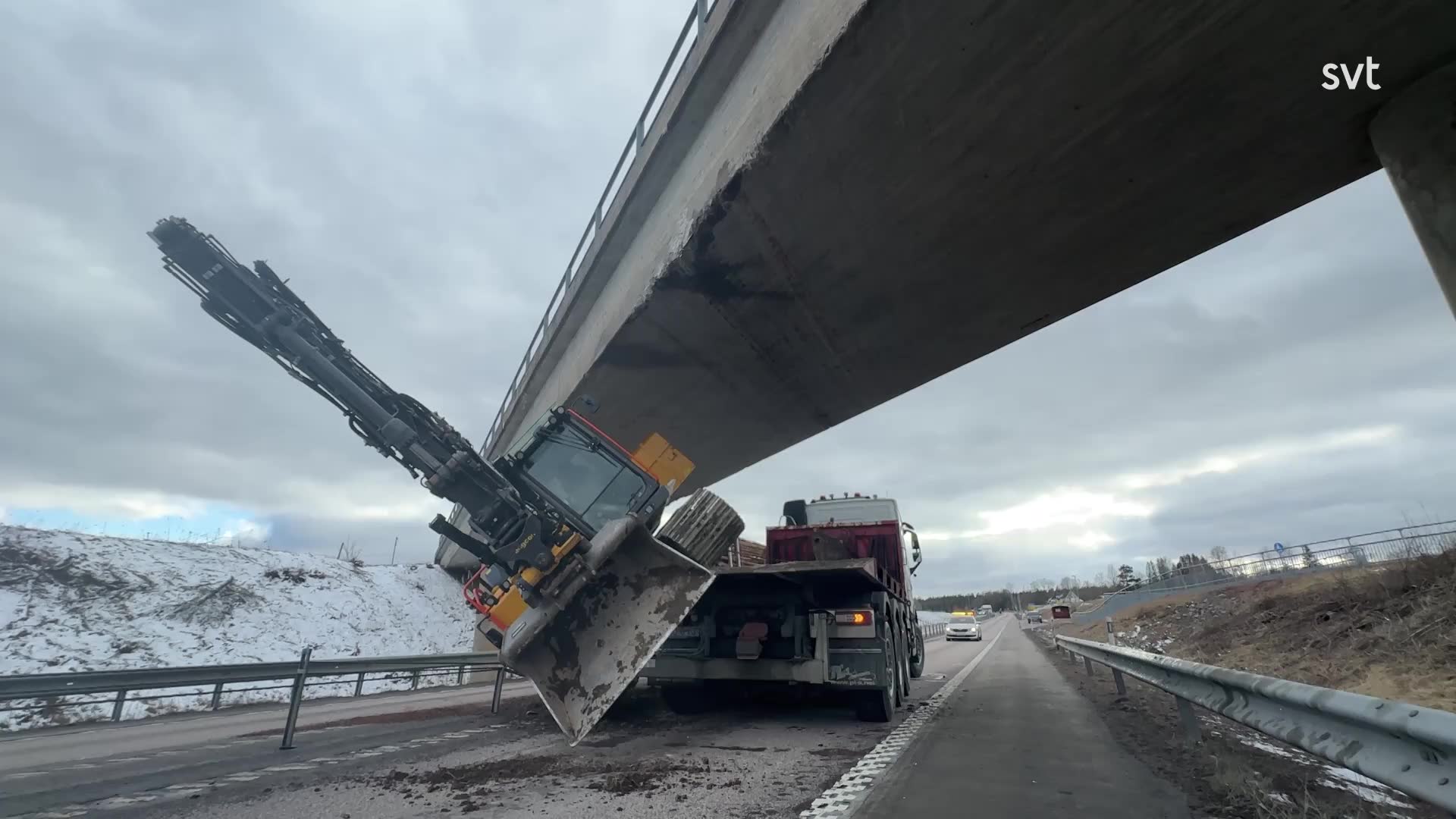 Lastbil och grävmaskin körde in i viadukt på 63:an